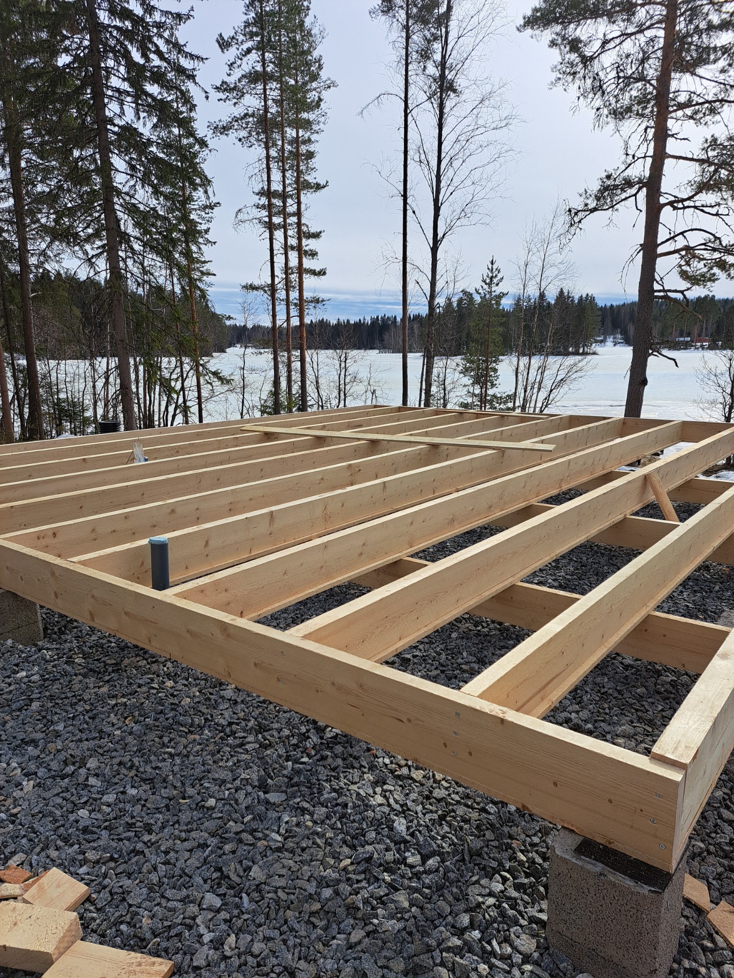 Terasseja ja patioita tehty vuositen mittaan eri kokoisia ja erilaisiin käyttötarkoituksiin.
